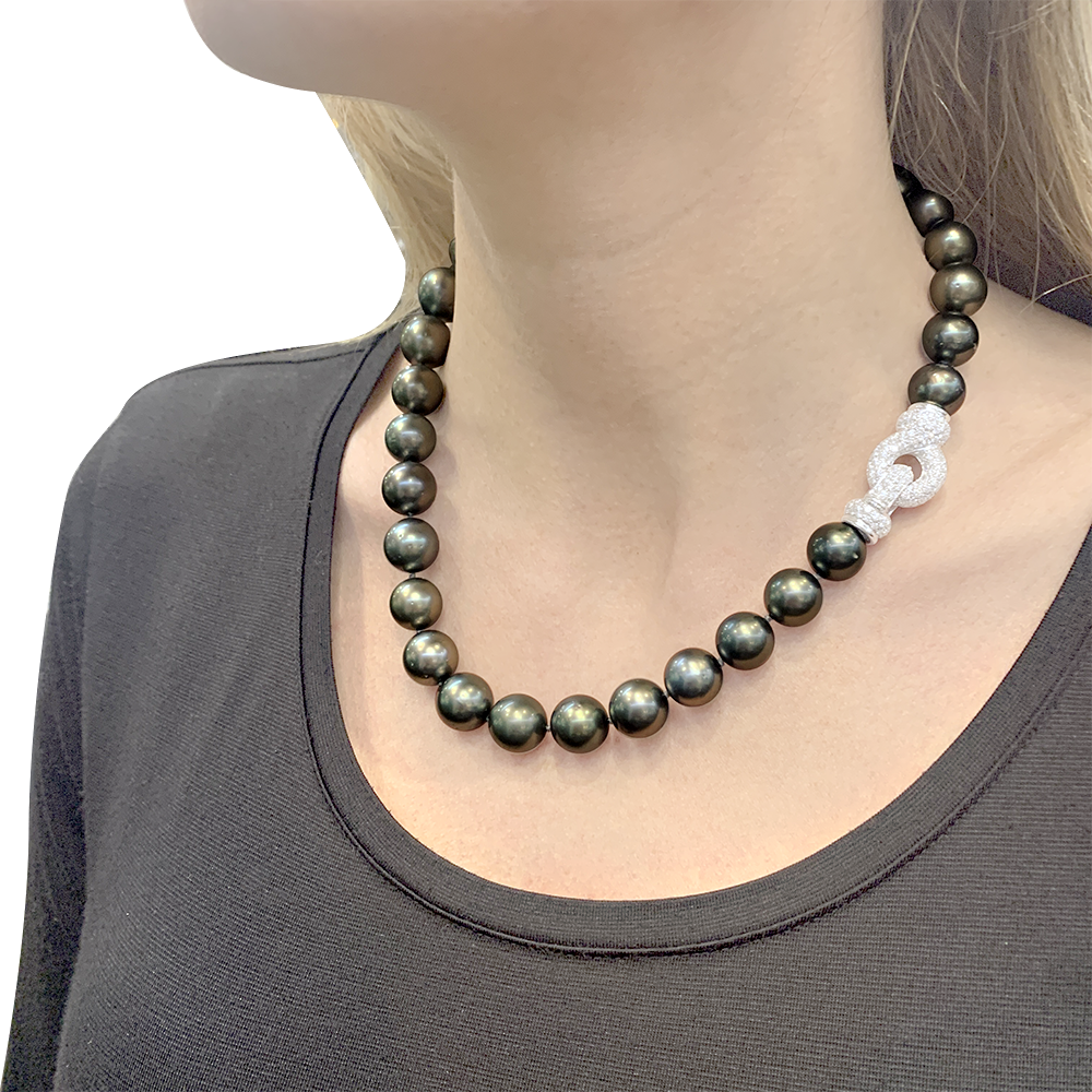 Collier perles de Tahiti, or blanc, diamants. 9