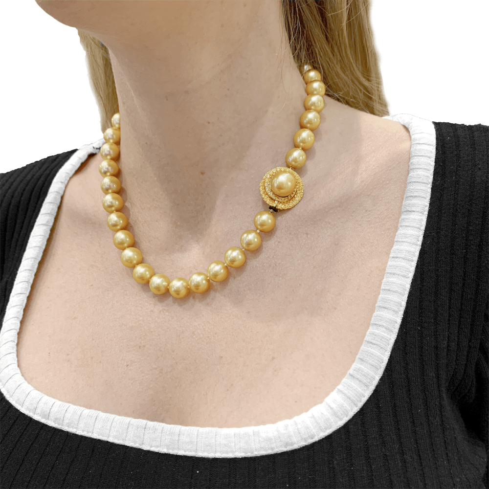 Collier perles gold, or jaune, diamants, saphirs jaunes. 5