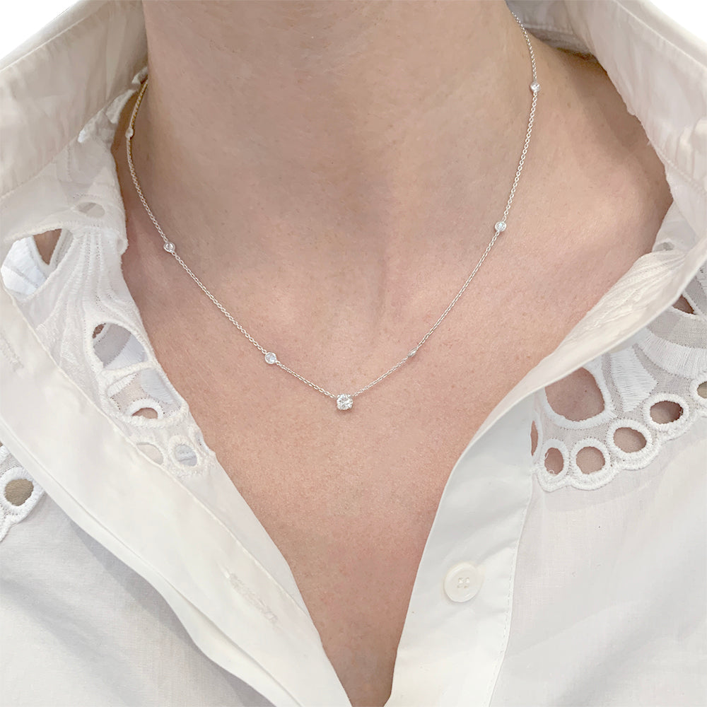 Collier or blanc et diamants. 5