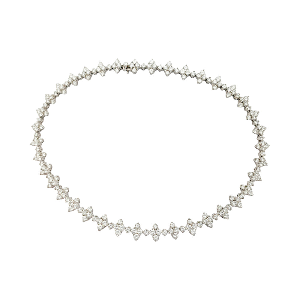 Un collier fleurettes en or blanc 750/000, serti de 190 diamants taille brillant, totalisant environ 19 carats.  Poids brut: 48,2 grammes. 4