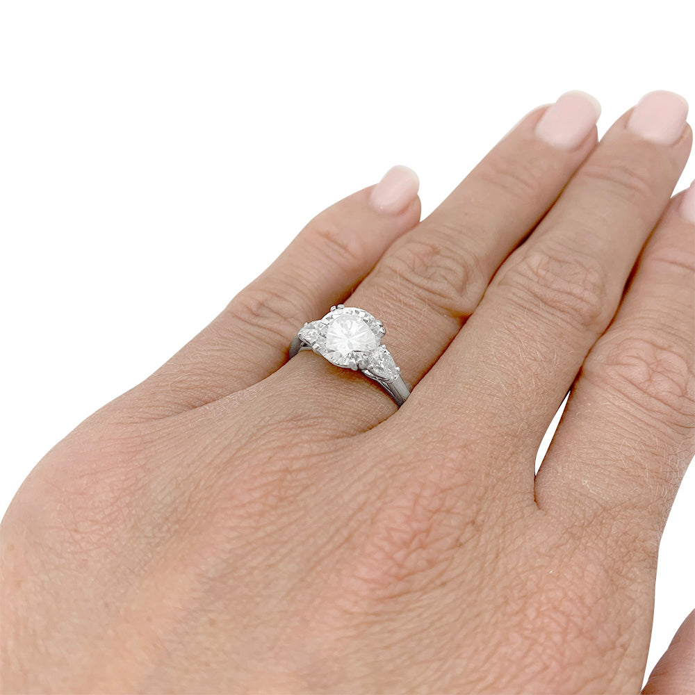 Une bague solitaire en platine 950/000 centrée d’un diamant taille brillant de 2 carats, couleur E, pureté VVS2 épaulé de diamants poires.   LFG  N°392391 E VVS2. (2022).  Poids : 4,3 grammes 6