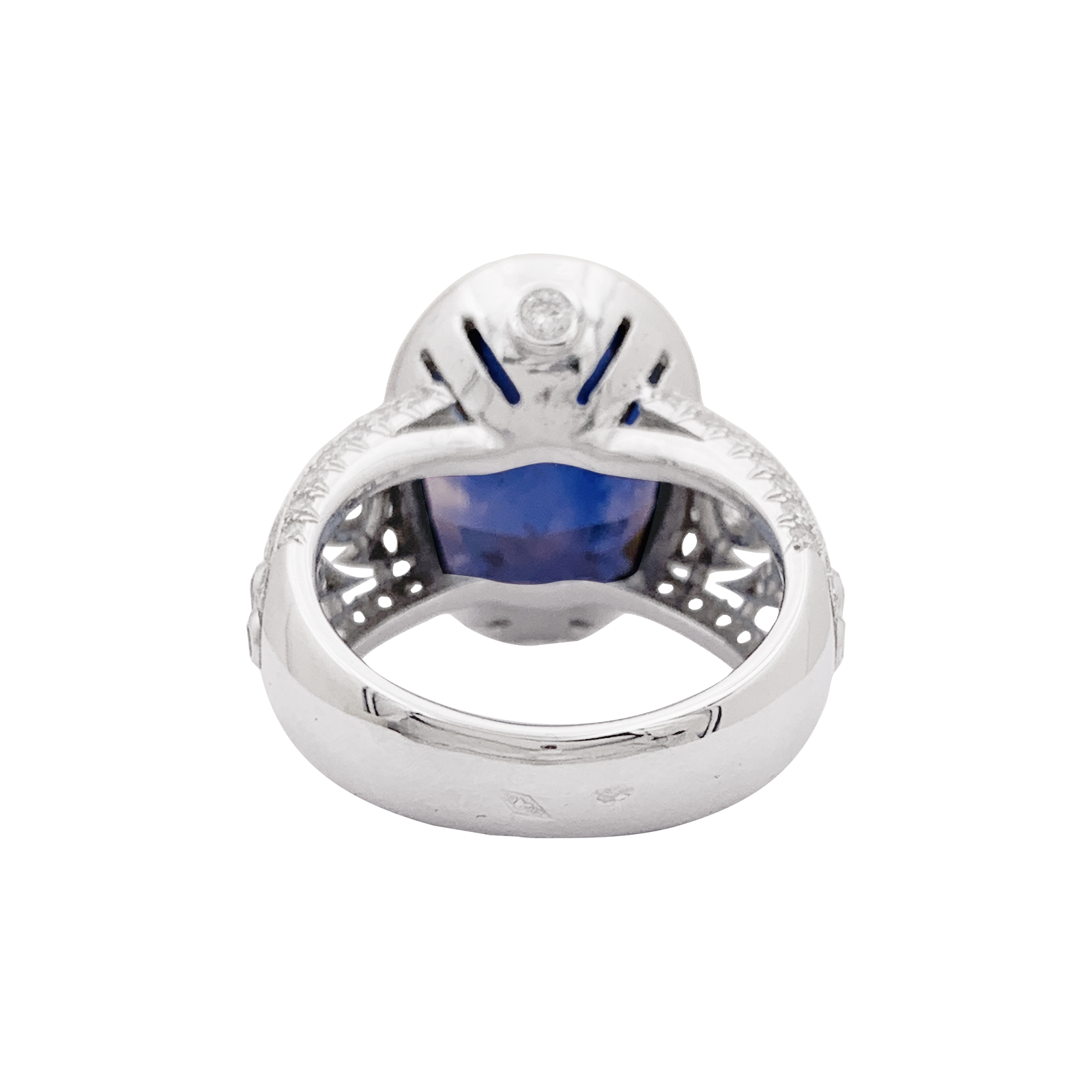 Bague en or blanc, saphir et diamants.  5