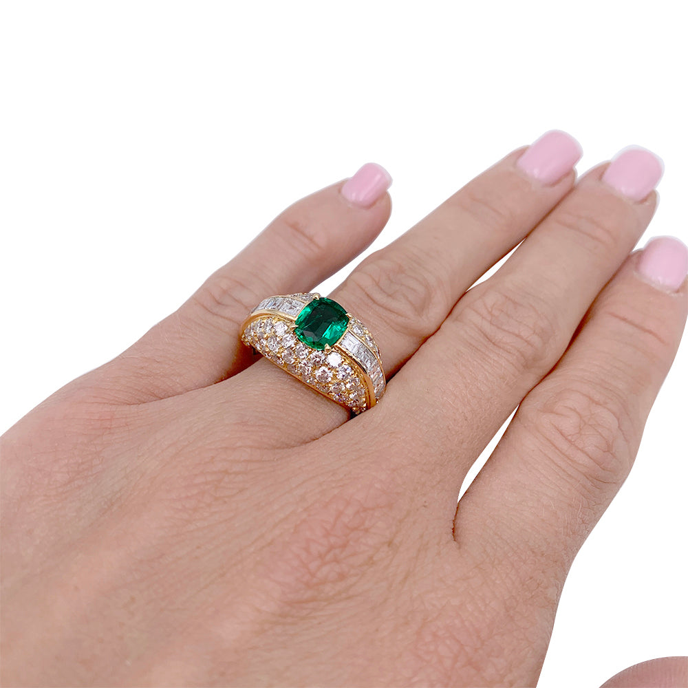 Bague or jaune, émeraude coussin et pavage diamants. 9