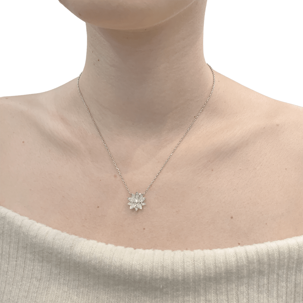 Pendentif Van Cleef & Arpels, "Lotus", or blanc et diamants.  6