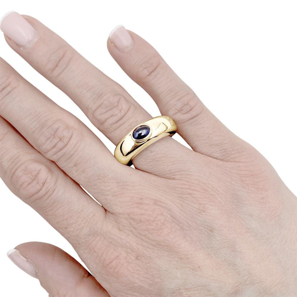 Bague Chaumet, "Anneau" en or jaune et saphir. 6