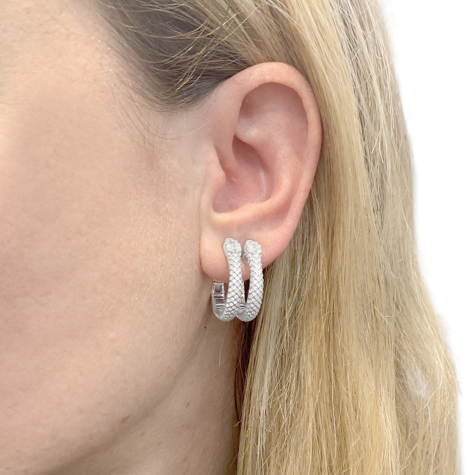 Boucles d'oreilles Repossi "Ophydienne", or blanc, diamants. 7