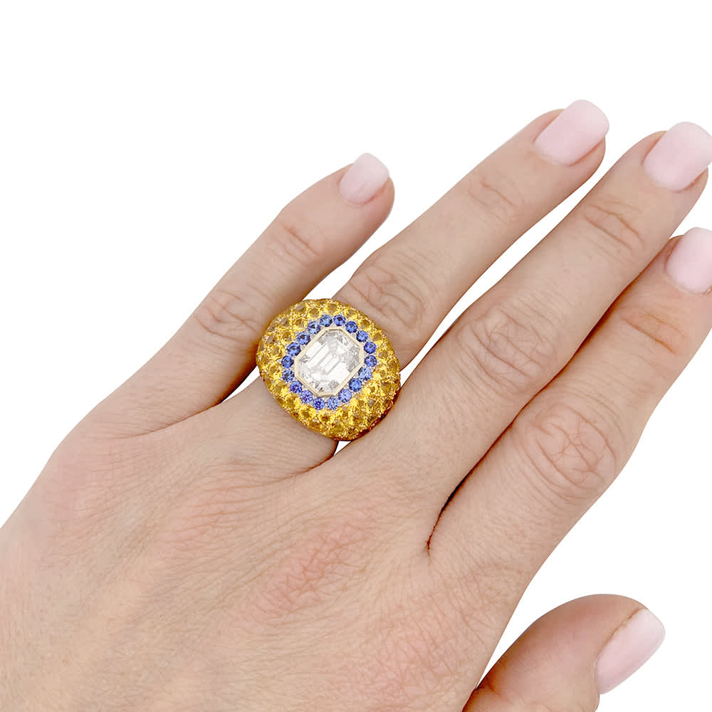 Bague or blanc, saphirs, saphirs jaunes et diamant brun. 7