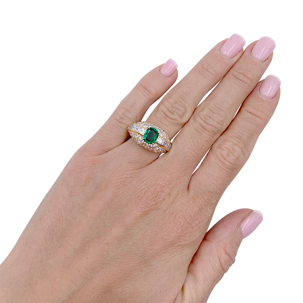 Bague or jaune, émeraude coussin et pavage diamants. 8