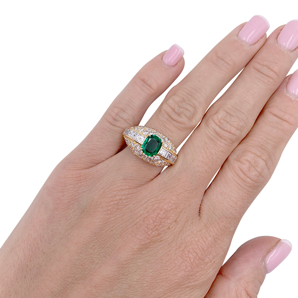 Bague or jaune, émeraude coussin et pavage diamants. 6