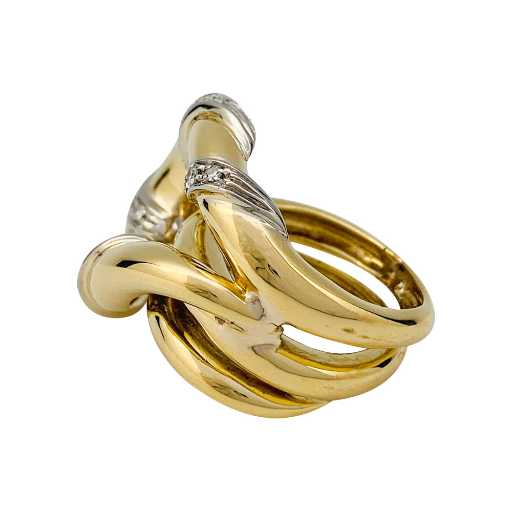 Une bague “Noeud de 8” en or jaune et blanc, rehaussée de diamants taille 8/8.  Poids brut: 18,1 grammes. 6