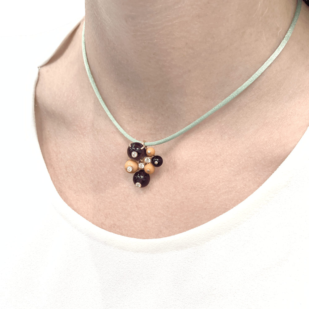 Pendentif Cartier "Délices de Goa" en or jaune, améthystes, corail et diamants. 5