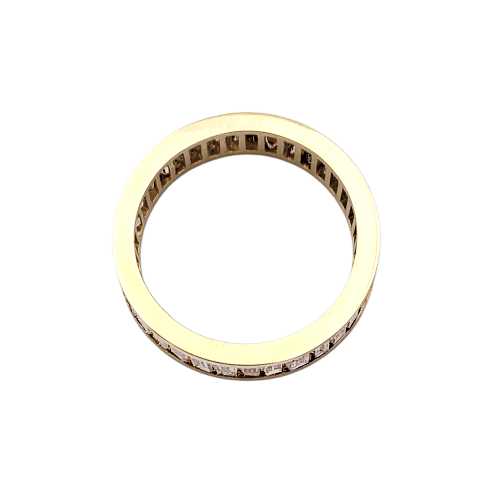 Alliance or jaune et diamants baguettes.  4