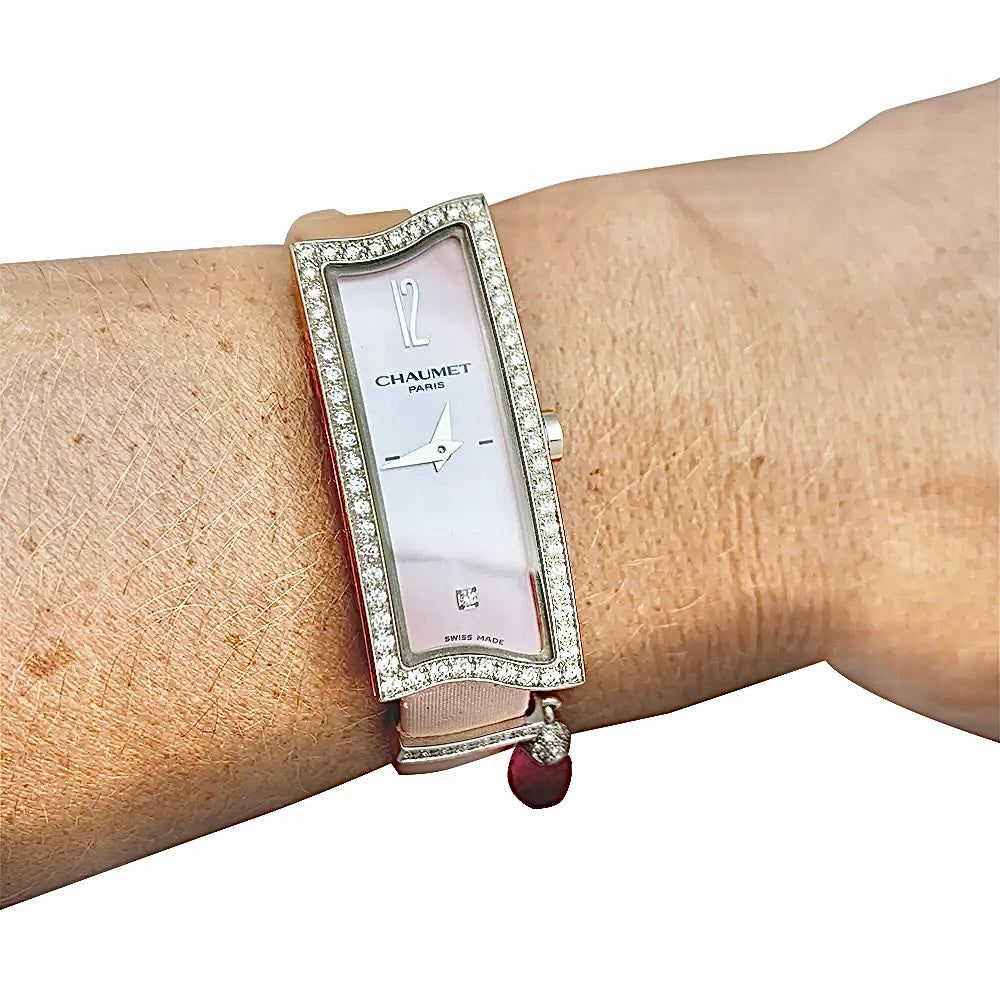 Montre Chaumet Frisson en or blanc, diamants et nacre rose 5