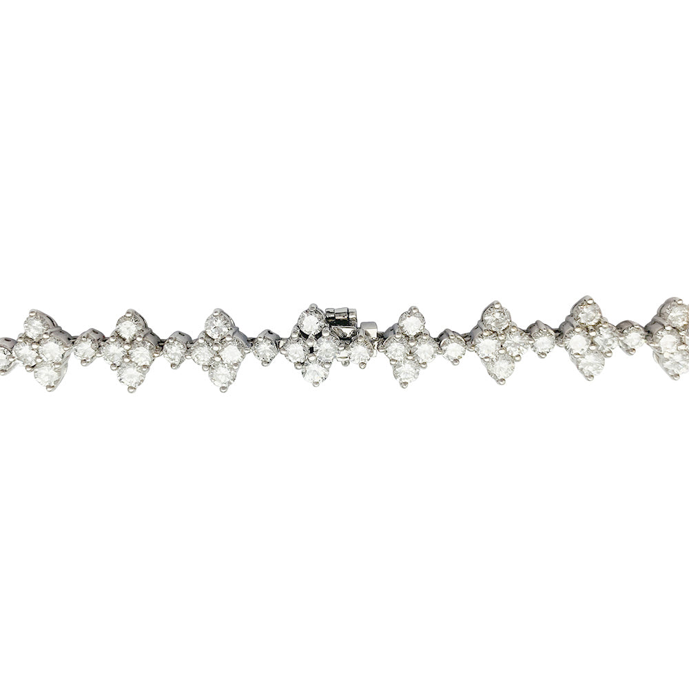 Un collier fleurettes en or blanc 750/000, serti de 190 diamants taille brillant, totalisant environ 19 carats.  Poids brut: 48,2 grammes. 6