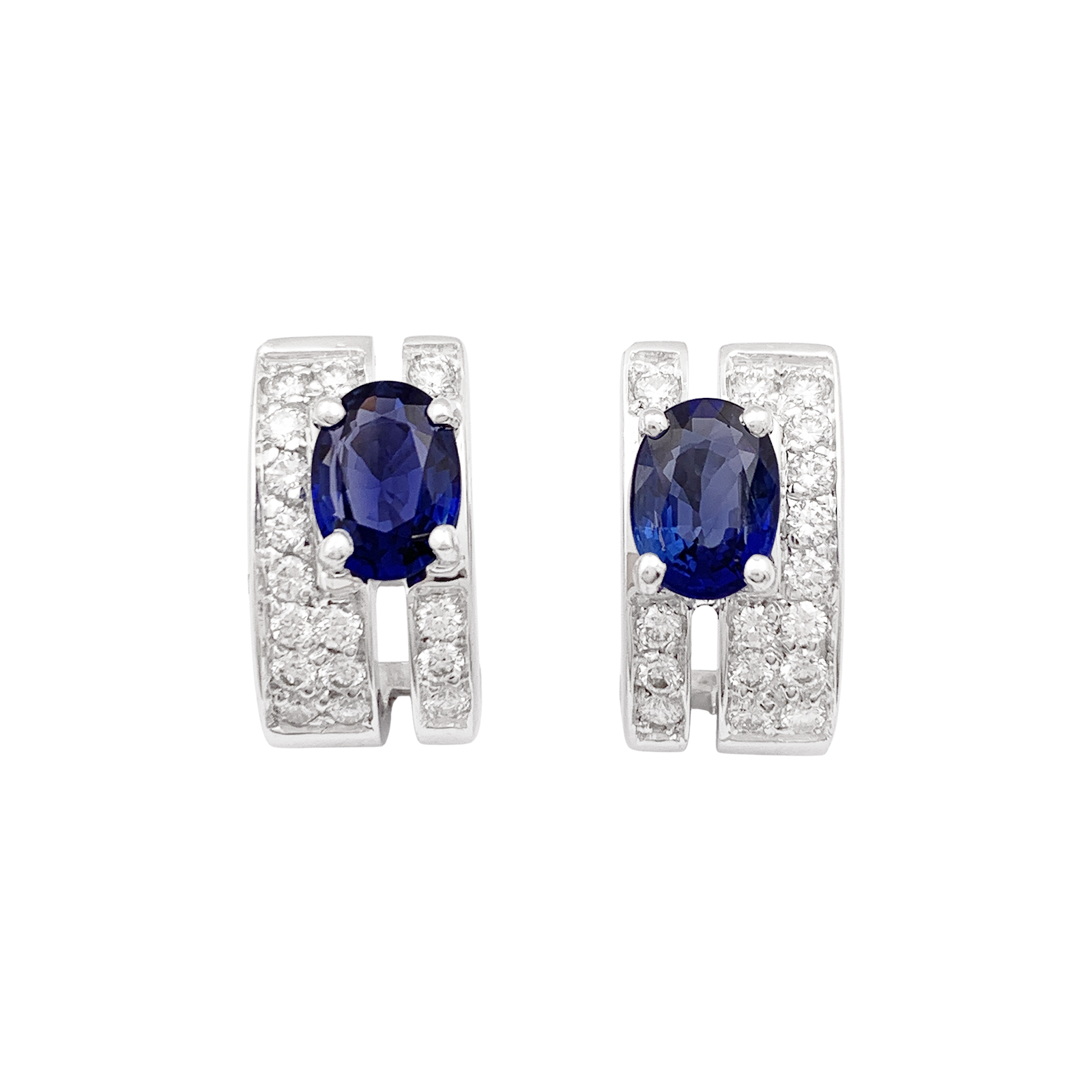 Boucles d'oreilles saphirs, diamants, or blanc. 3