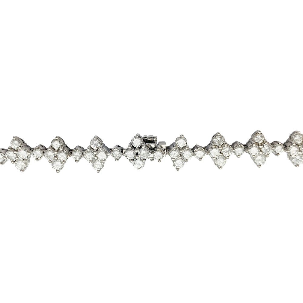 Un collier fleurettes en or blanc 750/000, serti de 190 diamants taille brillant, totalisant environ 19 carats.  Poids brut: 48,2 grammes. 2