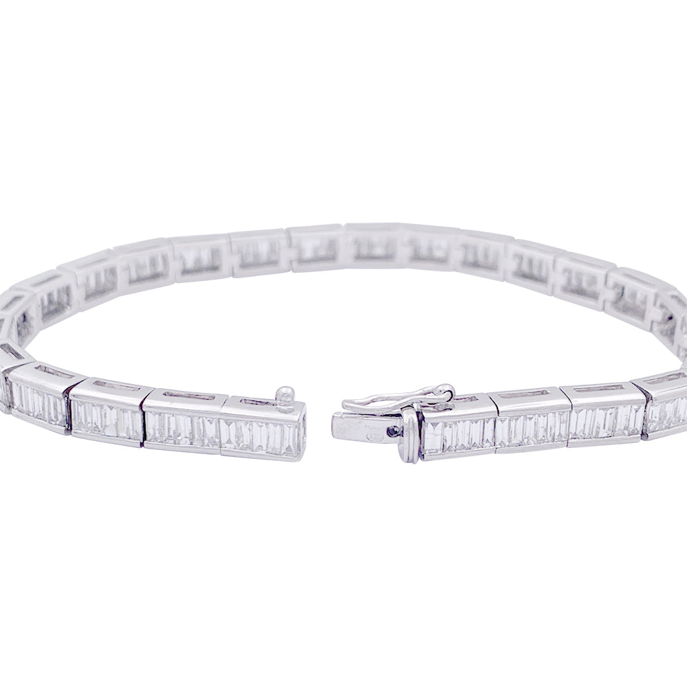 Bracelet ligne, or blanc et diamants taille baguette. 6