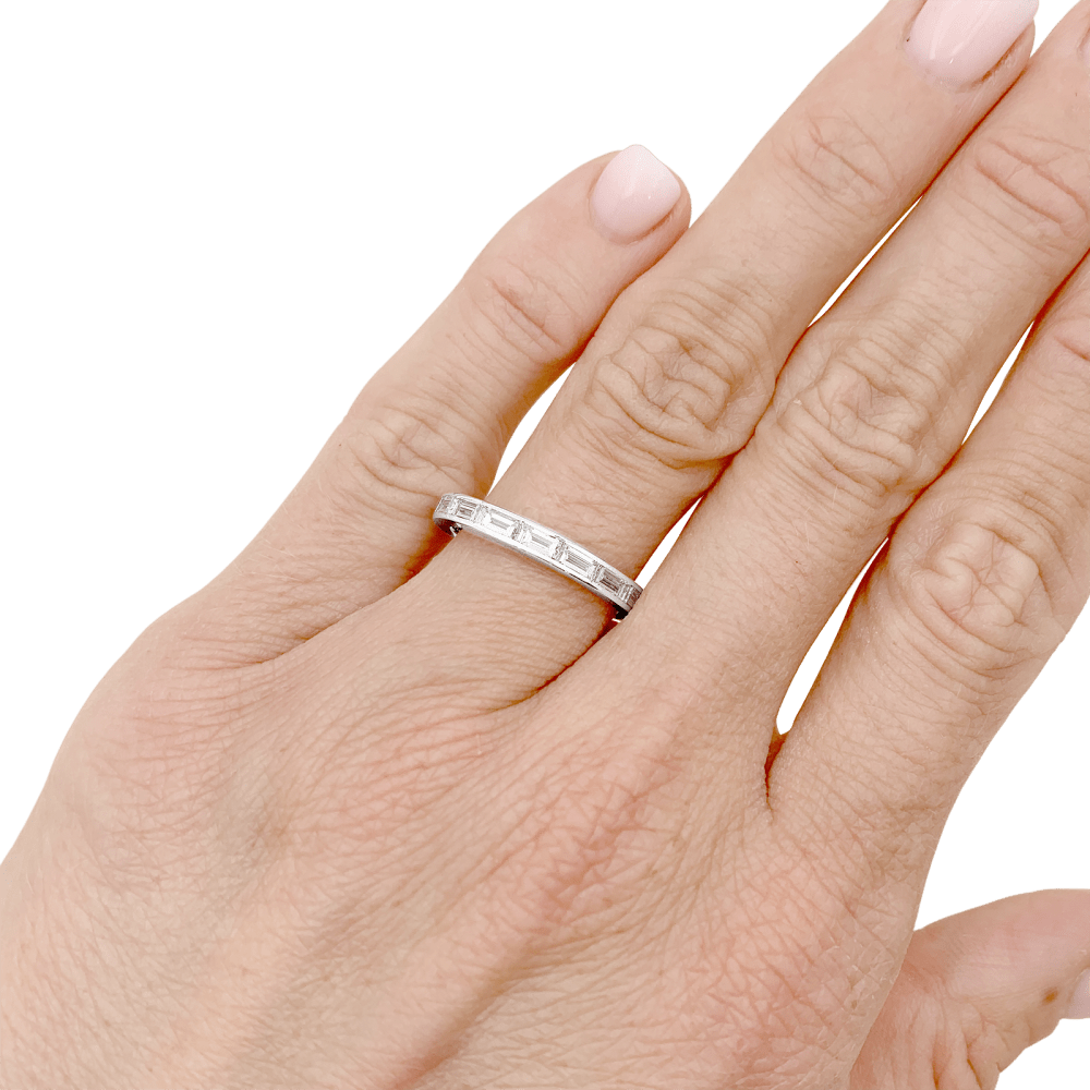 Bague Van Cleef & Arpels, alliance "Romance", platine et diamants baguettes. 6