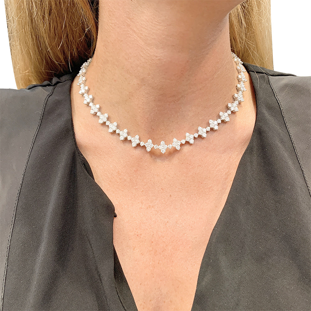 Un collier fleurettes en or blanc 750/000, serti de 190 diamants taille brillant, totalisant environ 19 carats.  Poids brut: 48,2 grammes. 1