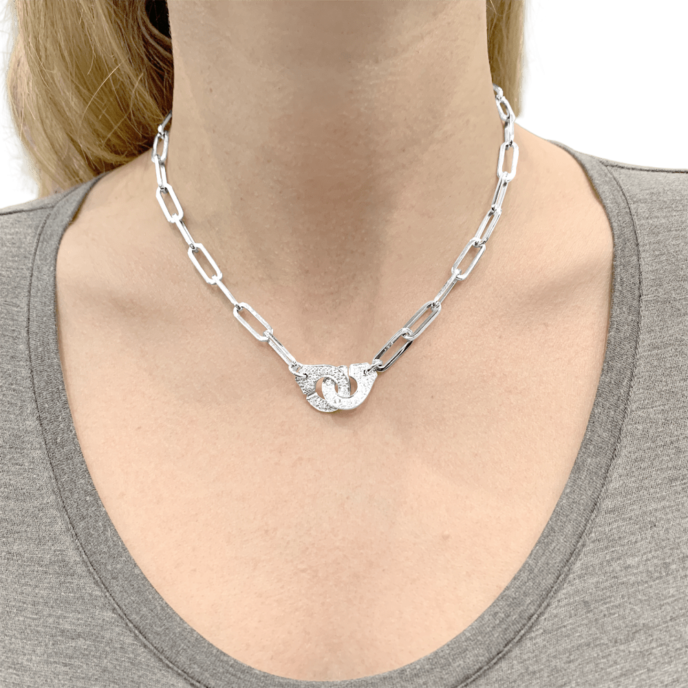 Collier Dinh Van, "Menottes", or blanc et diamants.  5
