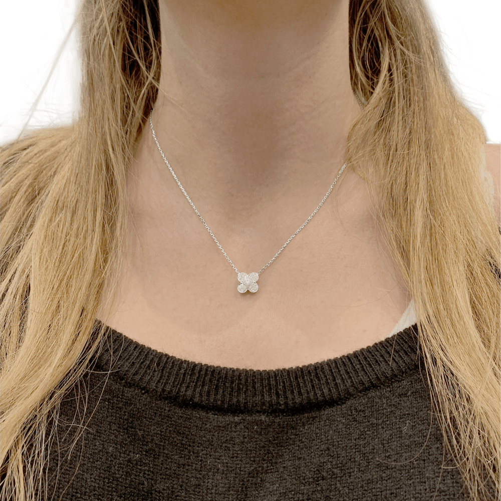 Collier Van Cleef & Arpels, "Trefle", or blanc et diamants.  8