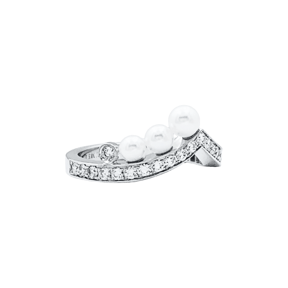 Bague Chaumet, "Joséphine", or blanc, diamants et perles.  3