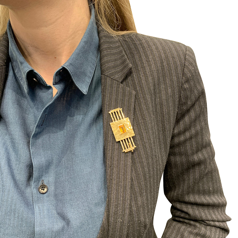 Une broche géométrique signée Jean Desprès en or jaune 750/000 martelé et lisse, centrée d’une citrine rectangulaire.  Poids brut: 17,2 grammes. 6