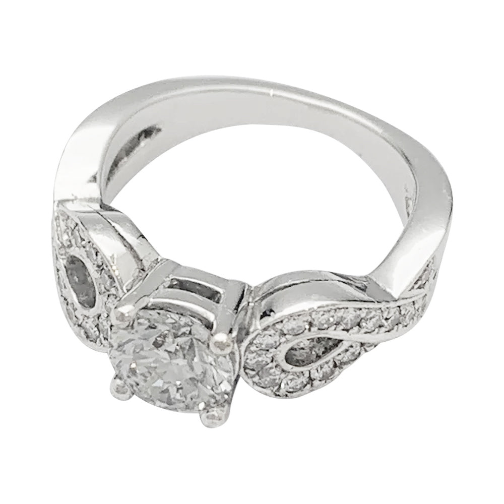 Solitaire en or blanc 750/000 centré d’un diamant taille brillant de 0,94 carat qualité E/VS1,certificat  GIA N°6147299507 (2012) épaulé de noeuds sertis de diamants.  Poids brut: 8,6 Grammes. 6