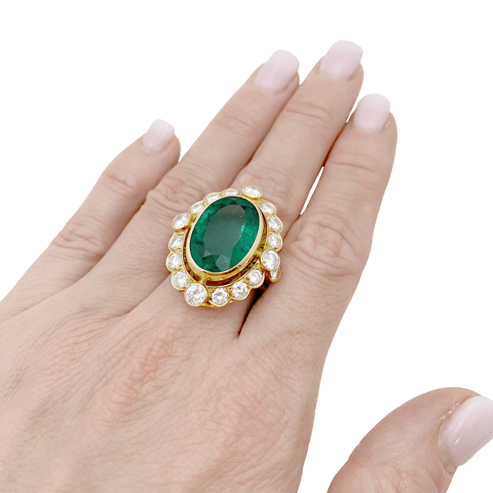 Bague or jaune, émeraude et diamants.  8