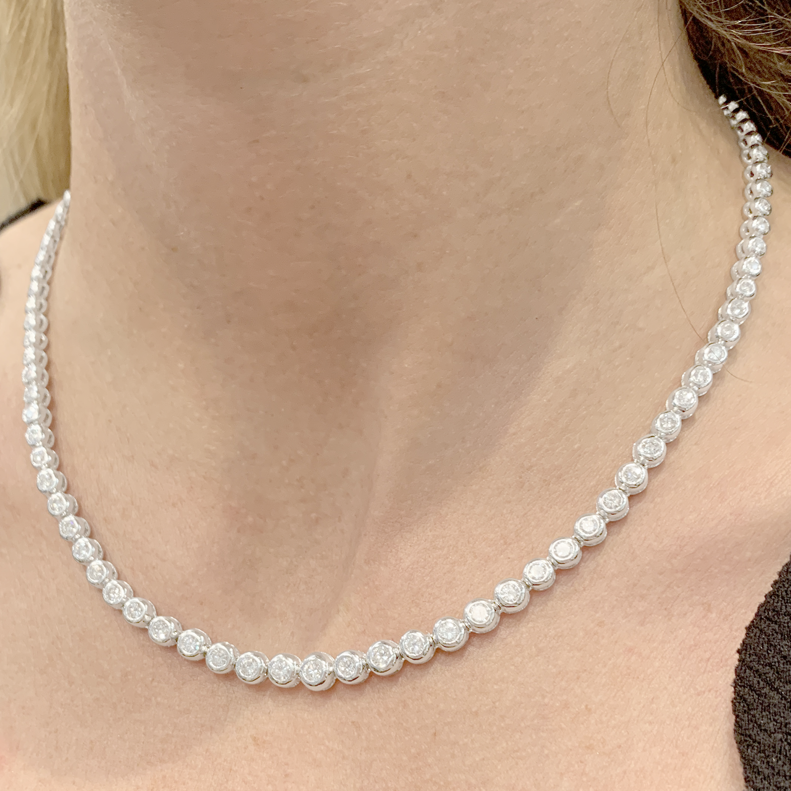 Collier rivière diamants, or blanc. 6