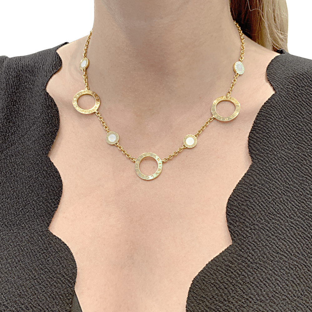 Collier BULGARI "Bulgari Bulgari" en or jaune 750/000 et nacre. 5