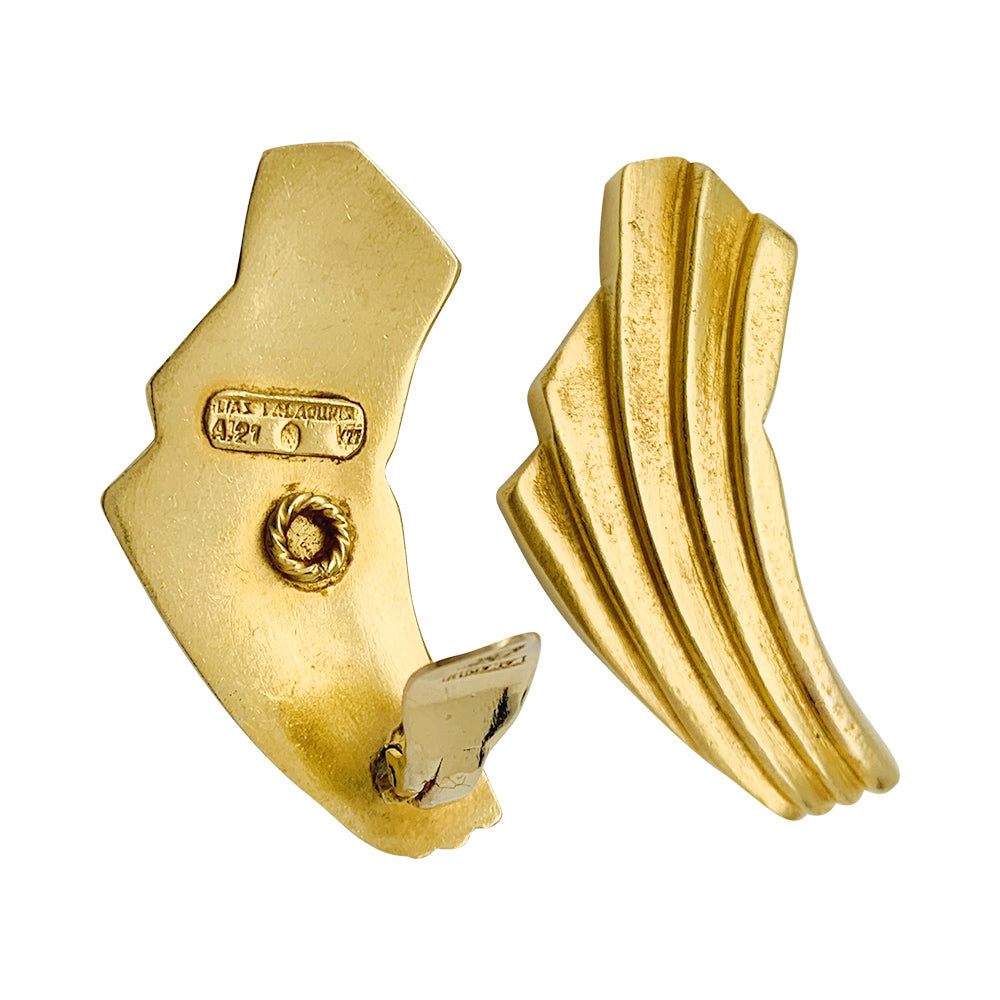 Une paire de boucles d’oreilles signée Ilia Lalaounis en or jaune 750/000, doré à l’or fin, drapée.  Poids brut: 38,3 grammes. 3