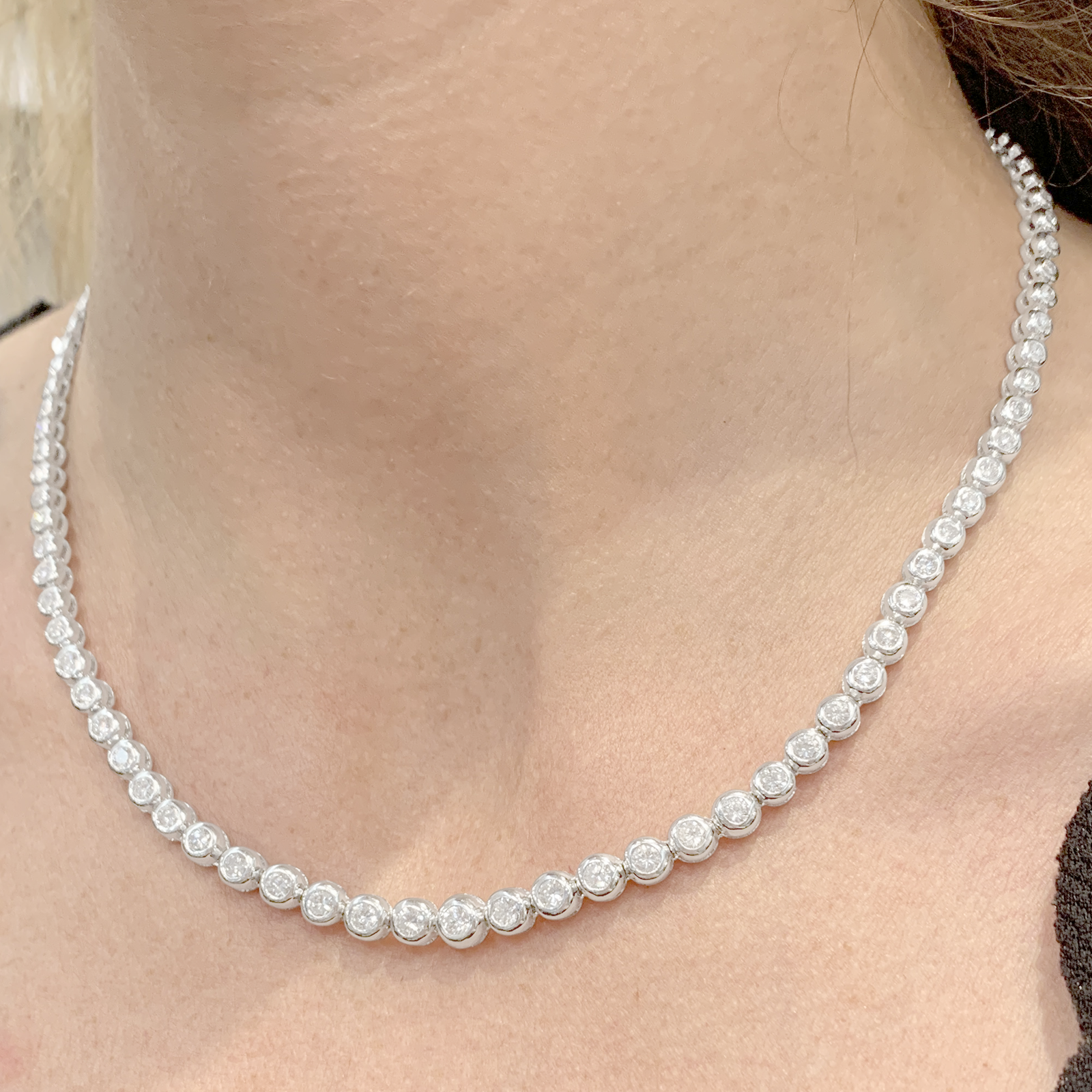 Collier rivière diamants, or blanc. 5