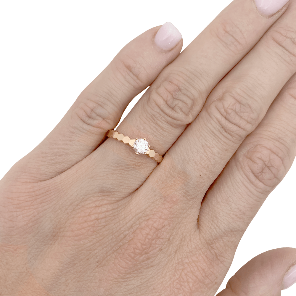 Bague CHAUMET "Bee" en or rose et diamant. 5