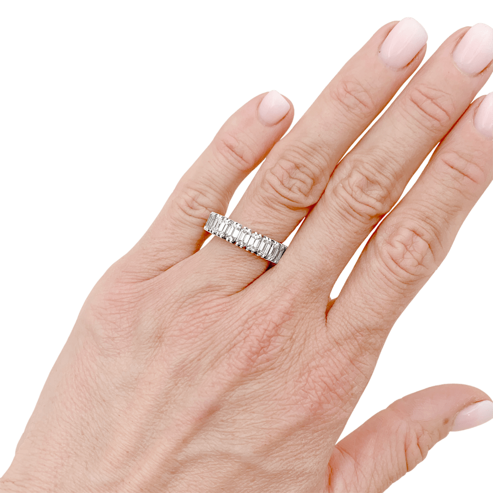 Bague alliance tour complet, platine et diamants taille émeraude. 7