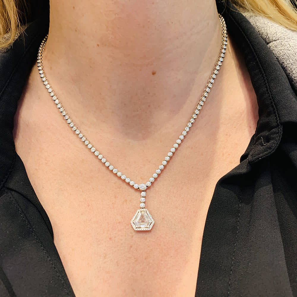 Collier cravate diamants. 10