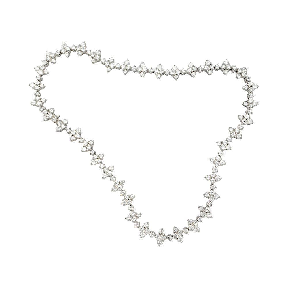 Un collier fleurettes en or blanc 750/000, serti de 190 diamants taille brillant, totalisant environ 19 carats.  Poids brut: 48,2 grammes. 7