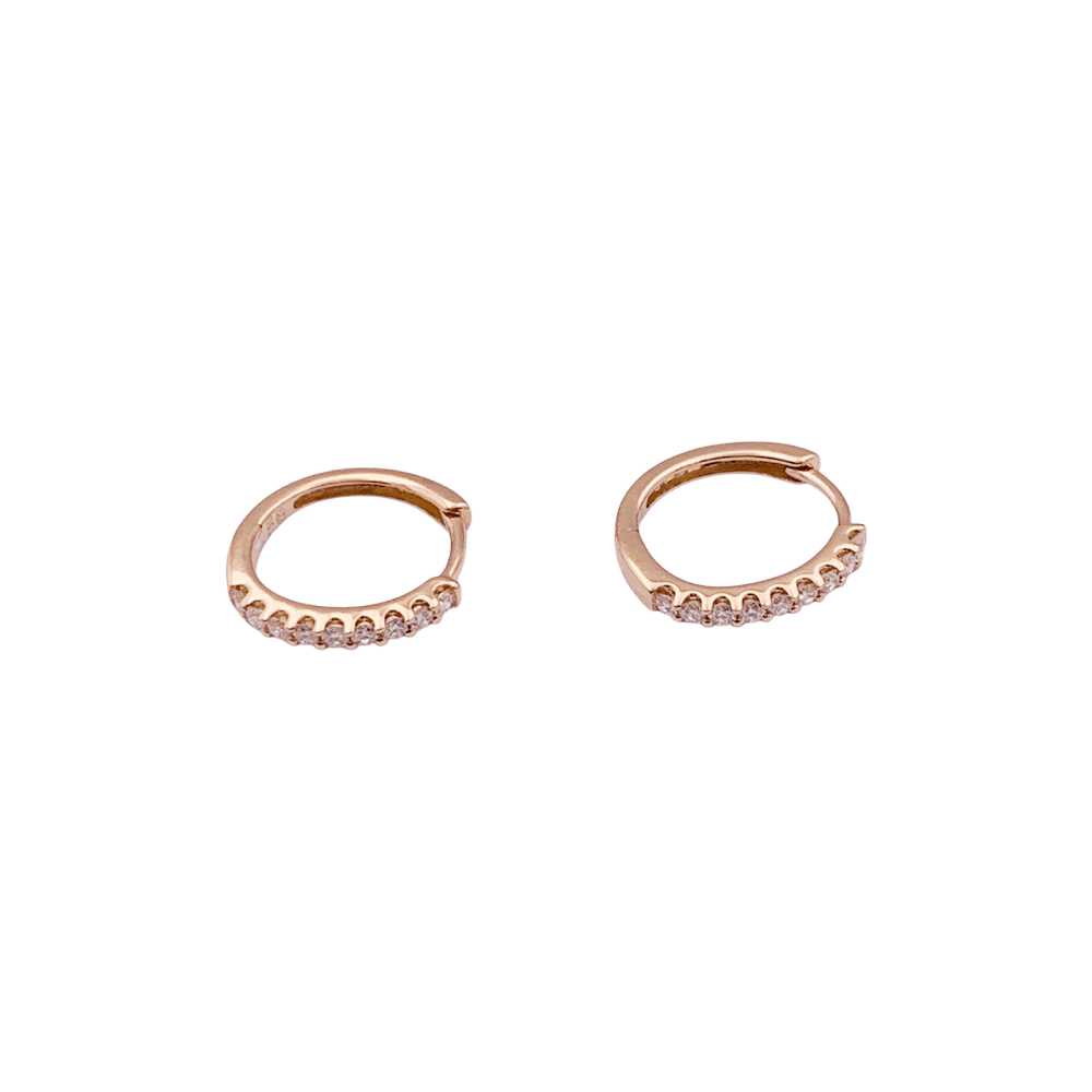 Paire de petites créoles en or rose, diamants. 2