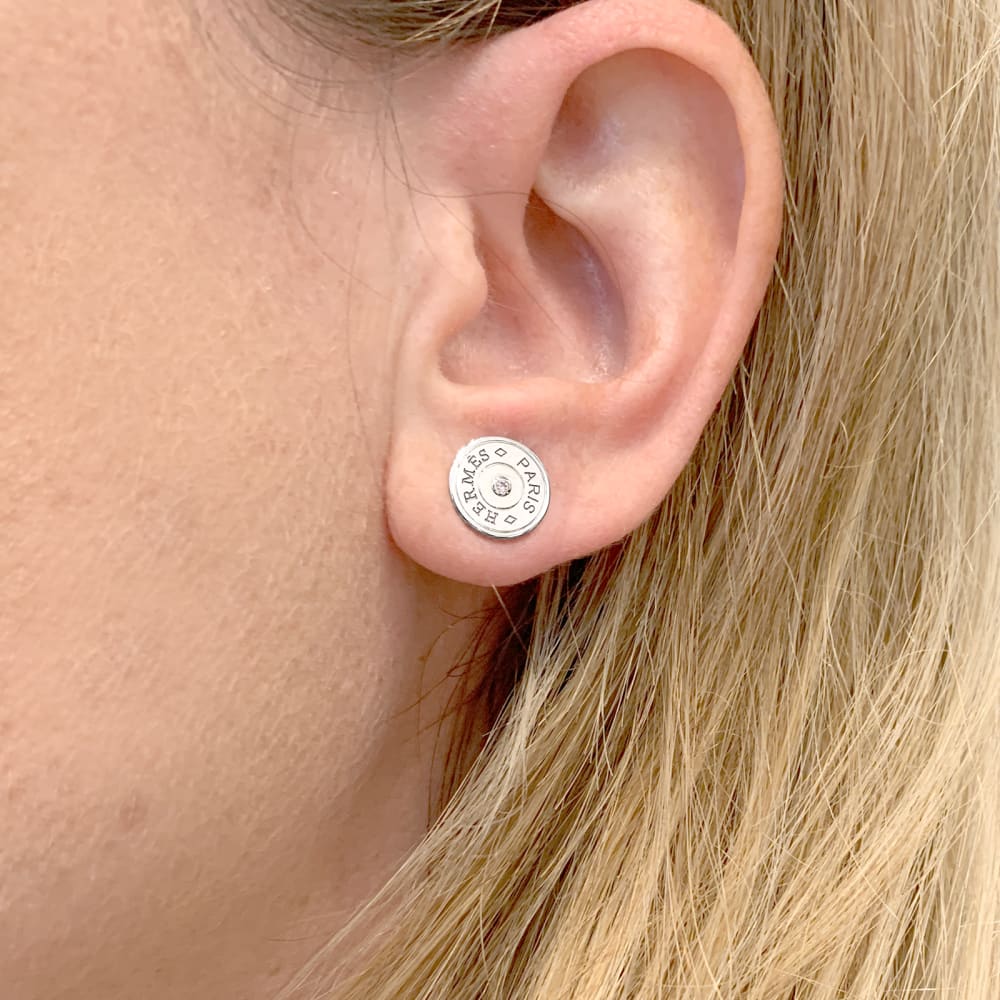Puces d'oreilles Hermès, "Clou de Selle", or blanc et diamants.  5