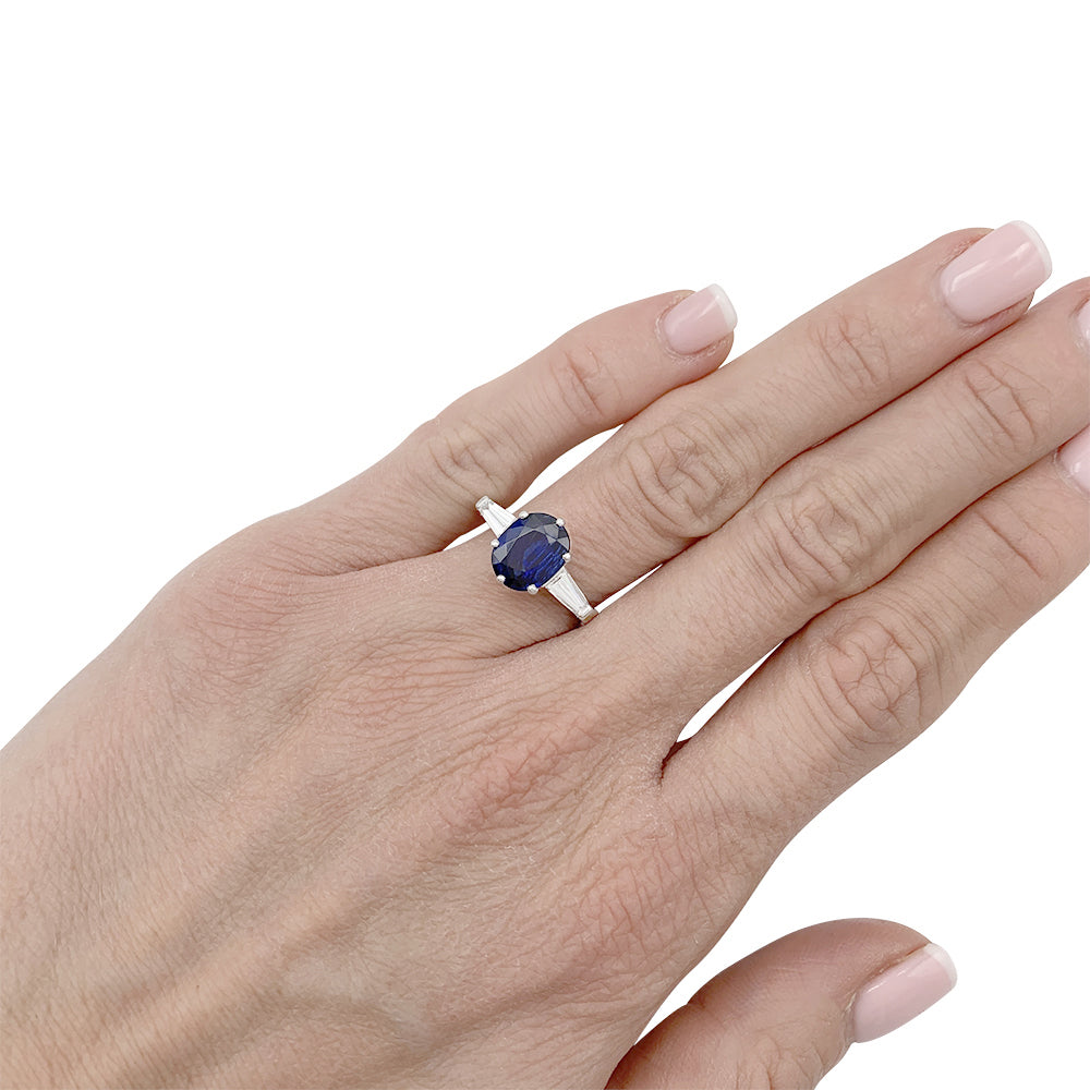 Bague saphir, platine et diamants. 7