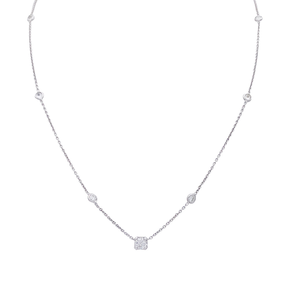 Collier or blanc et diamants. 1