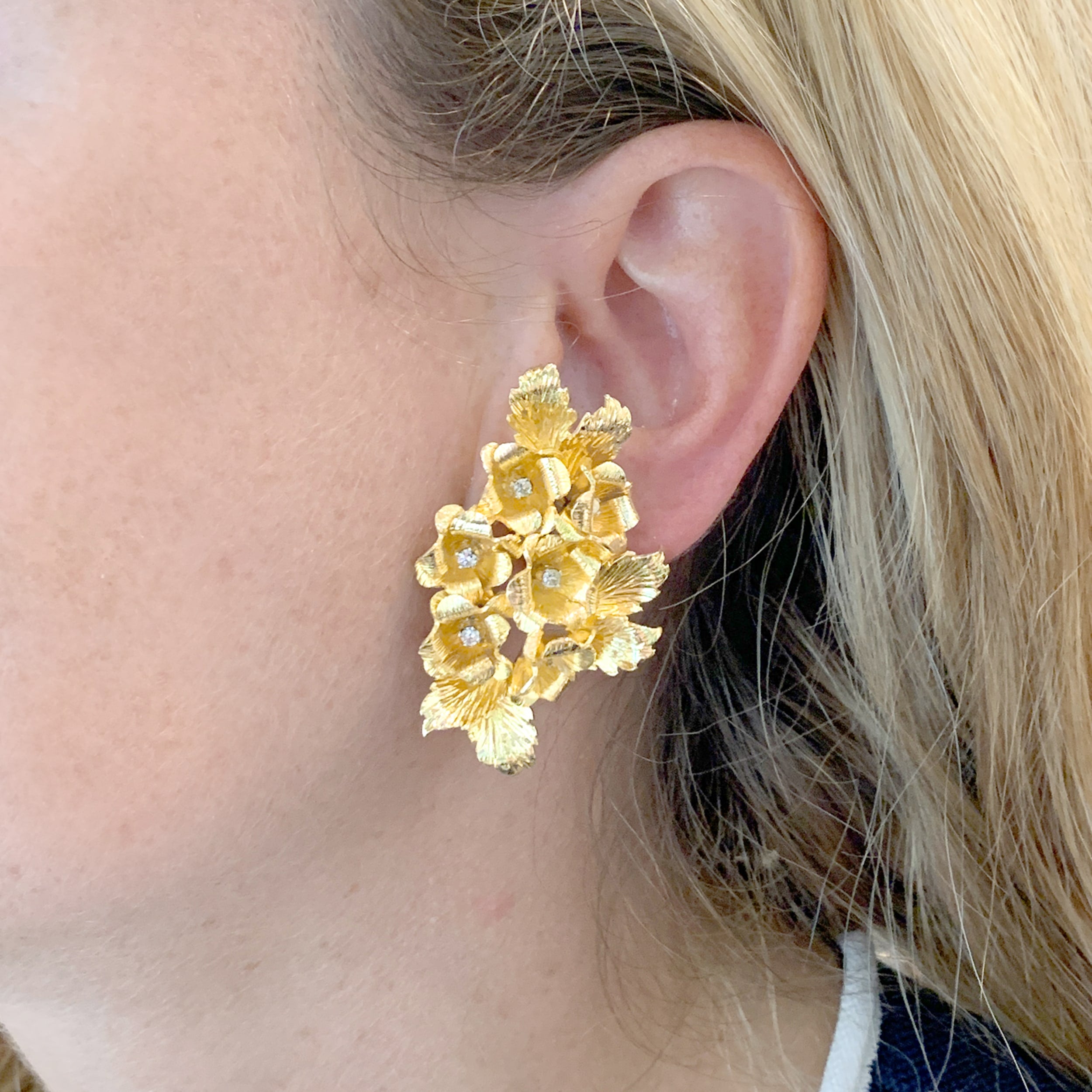 Boucles d'oreilles "Fleurs", or jaune et diamants.  6