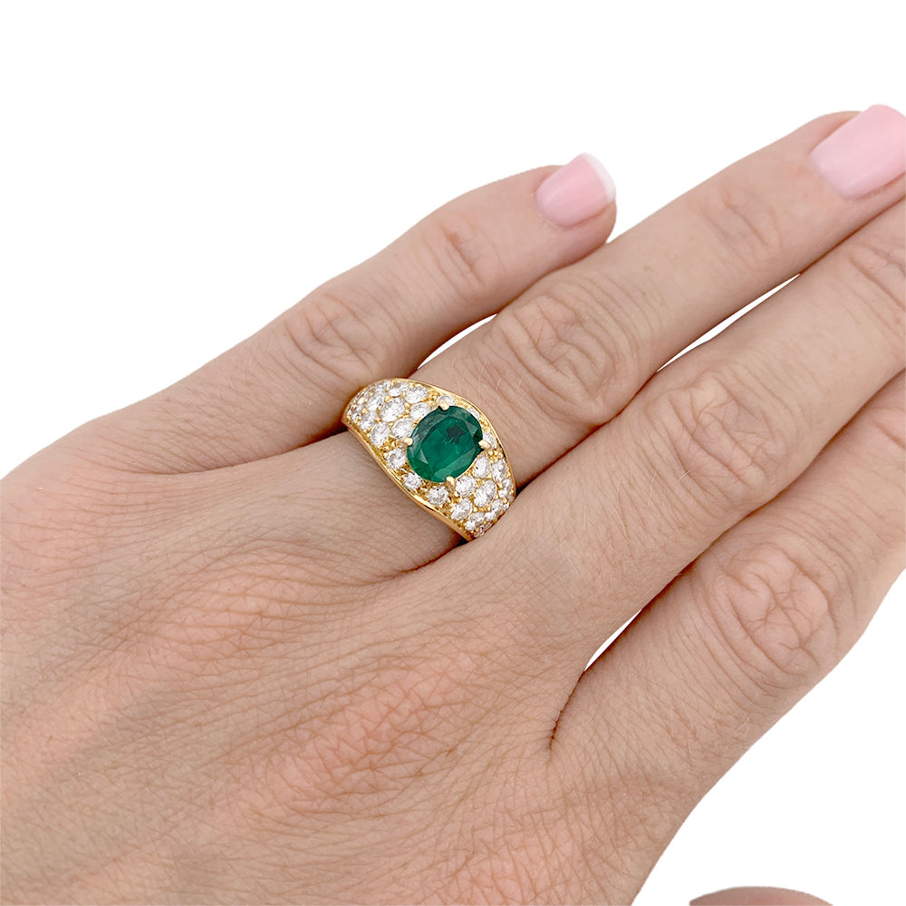 Bague or jaune, émeraude ovale et pavage diamants. 7