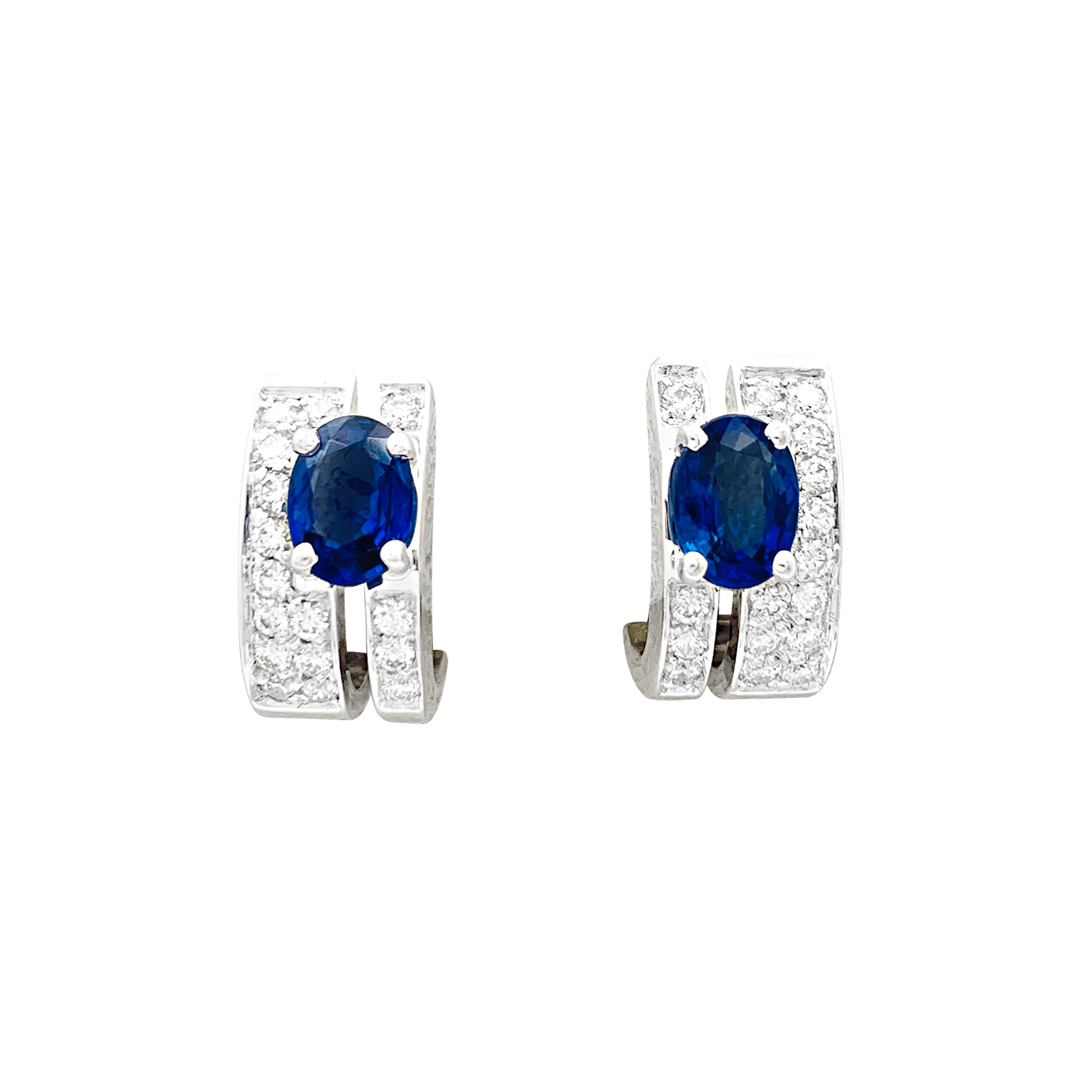 Boucles d'oreilles saphirs, diamants, or blanc. 4