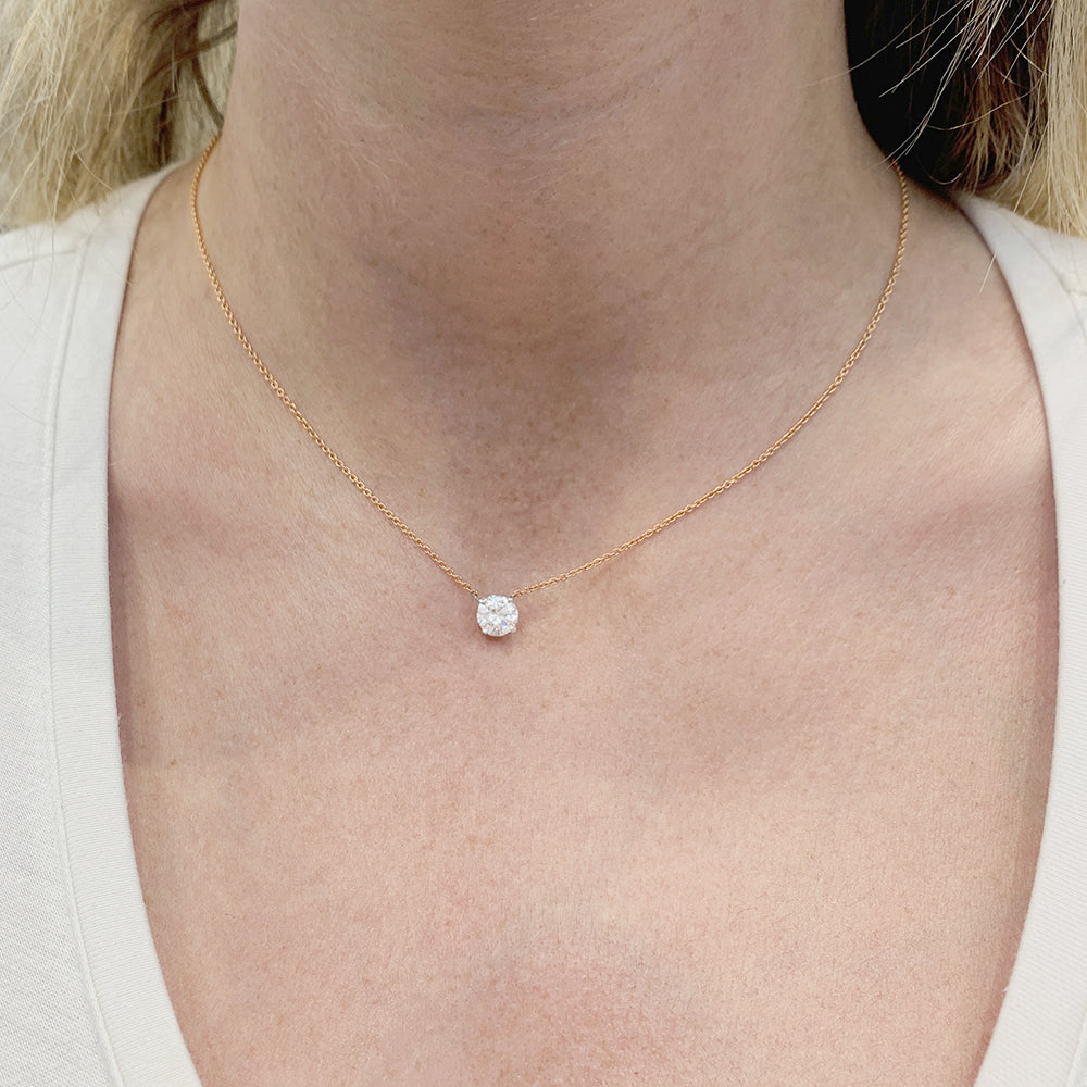 Collier solitaire deux ors, diamants. 4