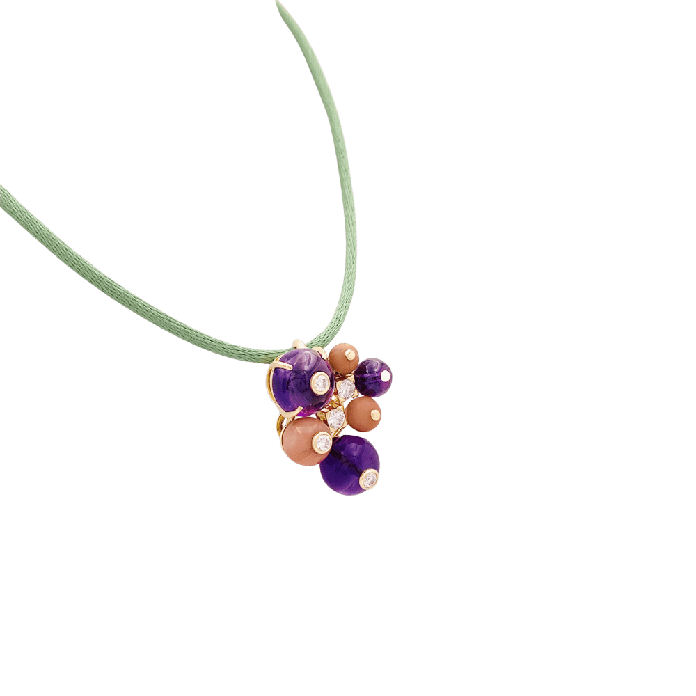 Pendentif Cartier "Délices de Goa" en or jaune, améthystes, corail et diamants. 2