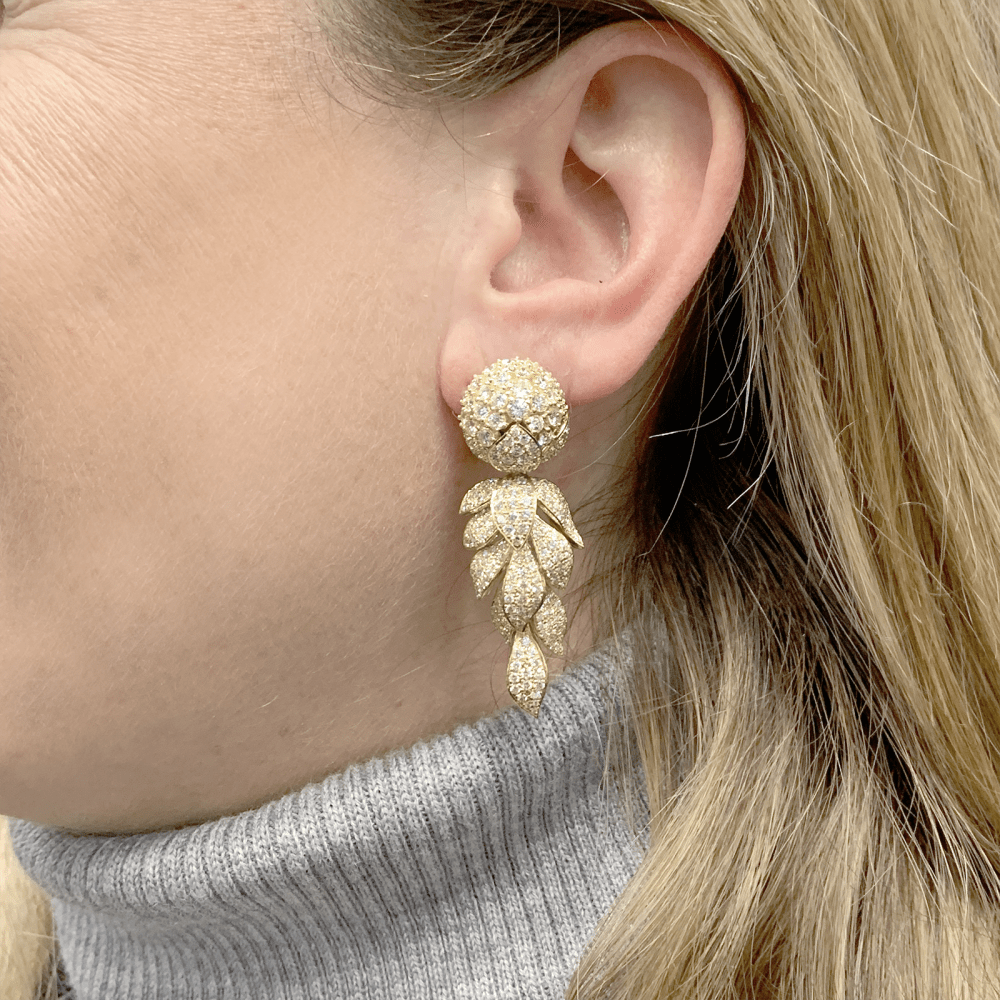 Boucles d'oreilles Cartier, "Fleurs et feuillages", or jaune et diamants.  8
