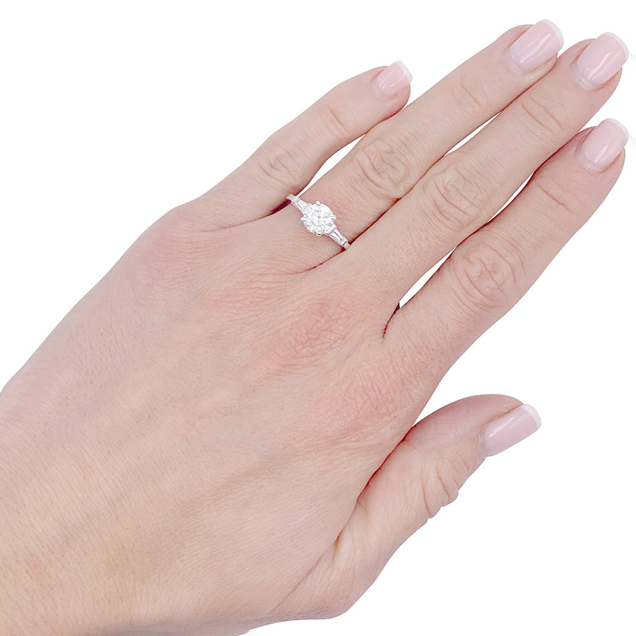 Bague solitaire accompagné de diamants baguette. 6