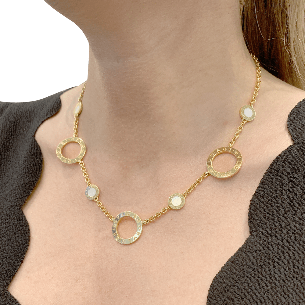 Collier BULGARI "Bulgari Bulgari" en or jaune 750/000 et nacre. 6