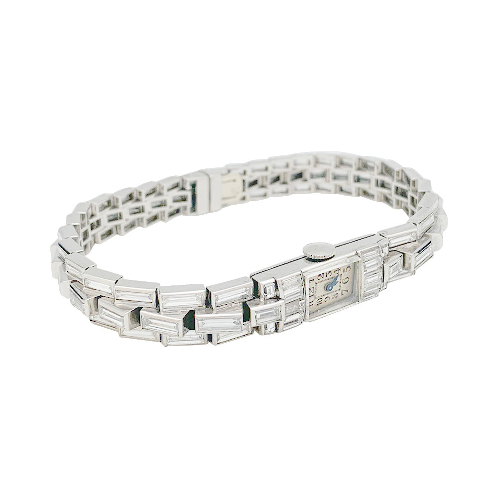 Une montre Art Déco en platine 950/000 entièrement sertie de diamants taille baguette (environ 6,6 carats), 3 lignes.  N° 16007. Mécanique.  Poids brut: 37,4 grammes 8
